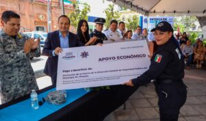 Lee más sobre el artículo Entregan patrullas, uniformes y bonos a policías de Chapala