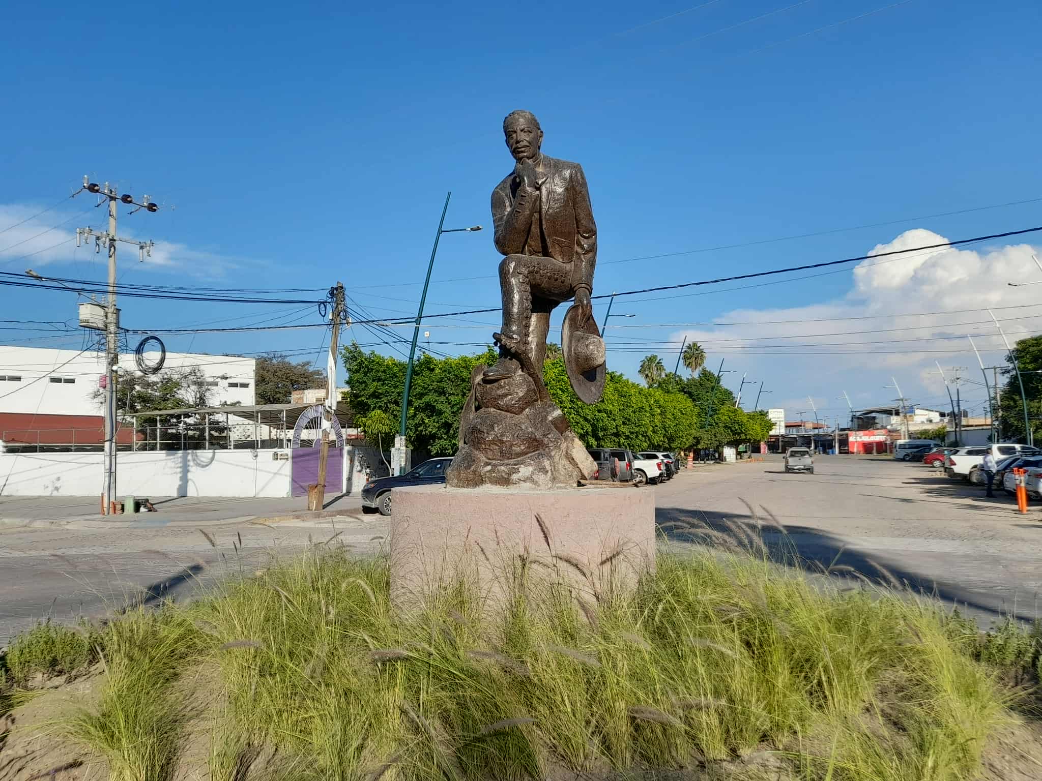 En este momento estás viendo Instalan escultura de Pepe Guízar en glorieta del Paseo Ramón Corona