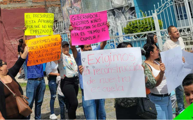 En este momento estás viendo Estudiantes y padres de familia exigen reconstrucción de escuela en Ajijic