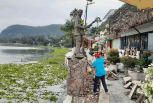 Lee más sobre el artículo Retiran escultura de Mike Laure por grieta en el malecón de Chapala