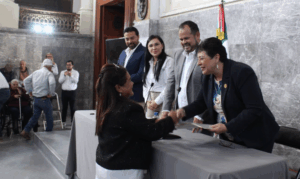 Lee más sobre el artículo Entregan visas a ocho adultos mayores de Chapala para reunirse con familiares en EU