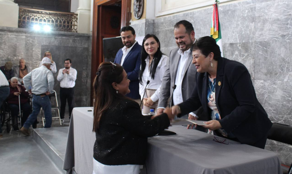 Lee más sobre el artículo Entregan visas a ocho adultos mayores de Chapala para reunirse con familiares en EU