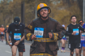Lee más sobre el artículo Corre Maratón en Monterrey vestido de bombero