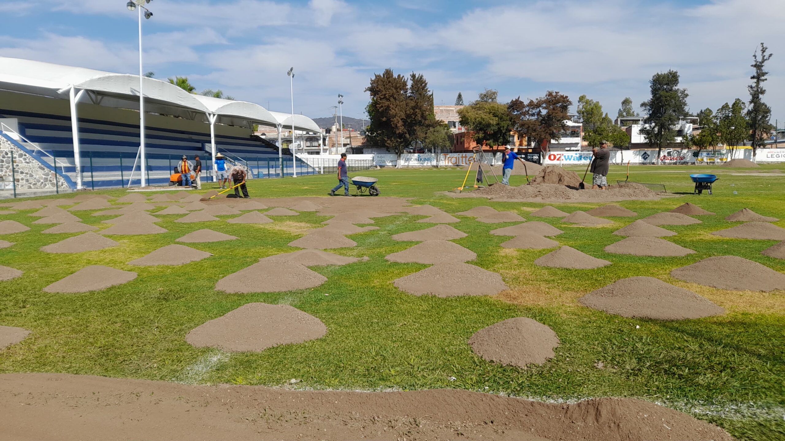 Lee más sobre el artículo Dan mantenimiento al Campo Municipal “Juan Rayo” de Chapala