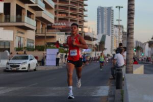 Lee más sobre el artículo Destaca corredor de San Juan Cosalá en el XXIV Maratón de Mazatlán 2025