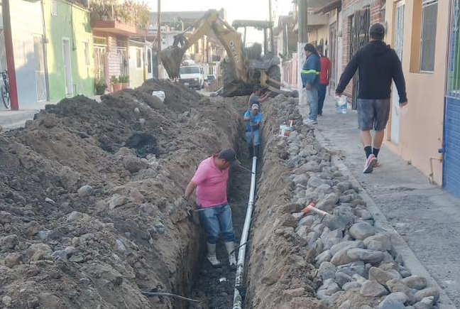 Lee más sobre el artículo Renuevan línea general de agua potable en el centro de Chapala tras fuga