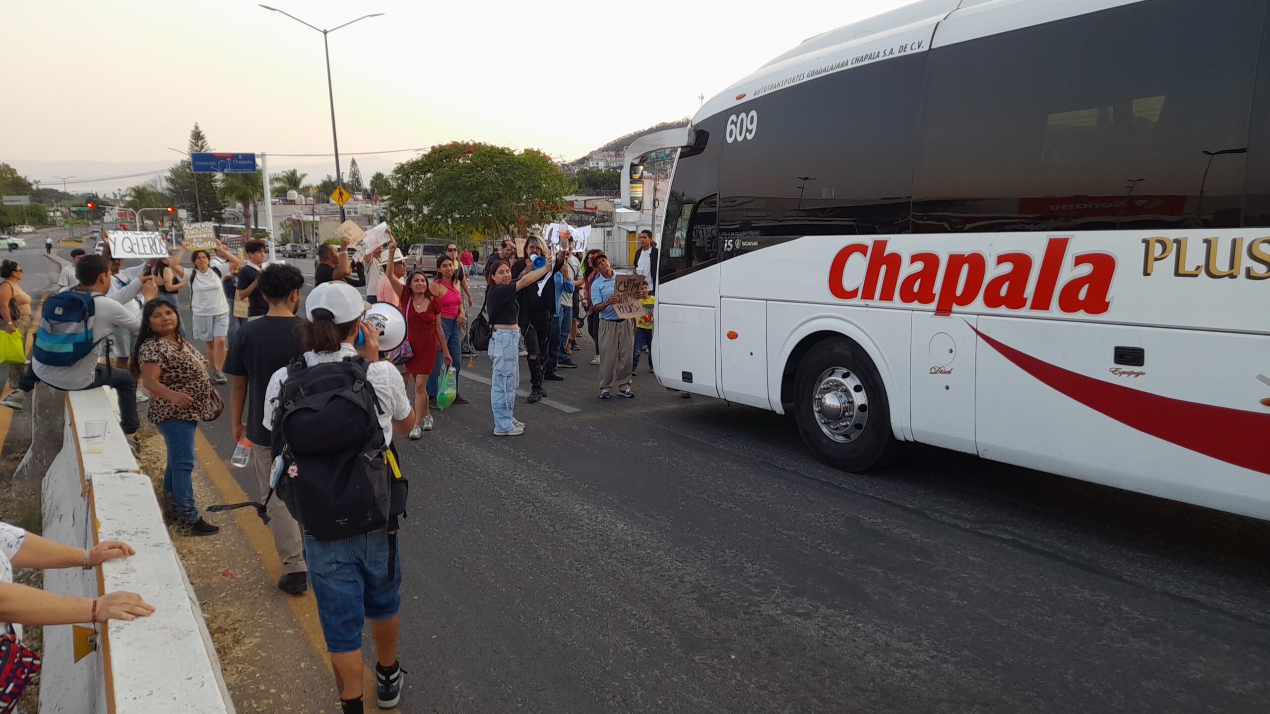 Lee más sobre el artículo Aumento en tarifas de transporte genera manifestación inédita en Chapala