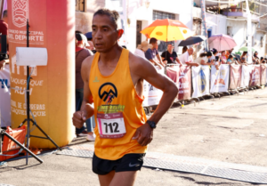 Lee más sobre el artículo Alberto Arrayga domina la Carrera Pedestre de las Crucitas por cuarto año consecutivo