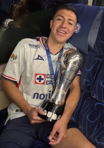 Lee más sobre el artículo Hijo de chapalenses hace historia: Andrés Montaño se corona campeón con Cruz Azul