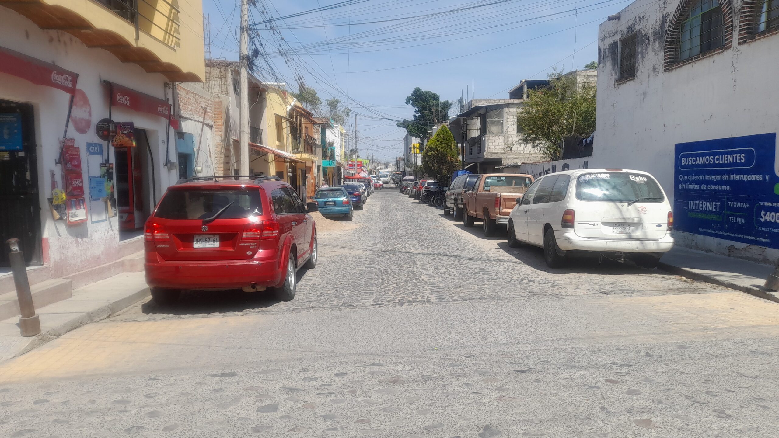 En este momento estás viendo Conductores piden reglas claras de estacionamiento en calle de Chapala