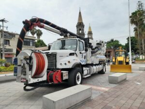 Lee más sobre el artículo SIMAPA refuerza su infraestructura hidráulica con nuevo camión Vactor y retroexcavadora