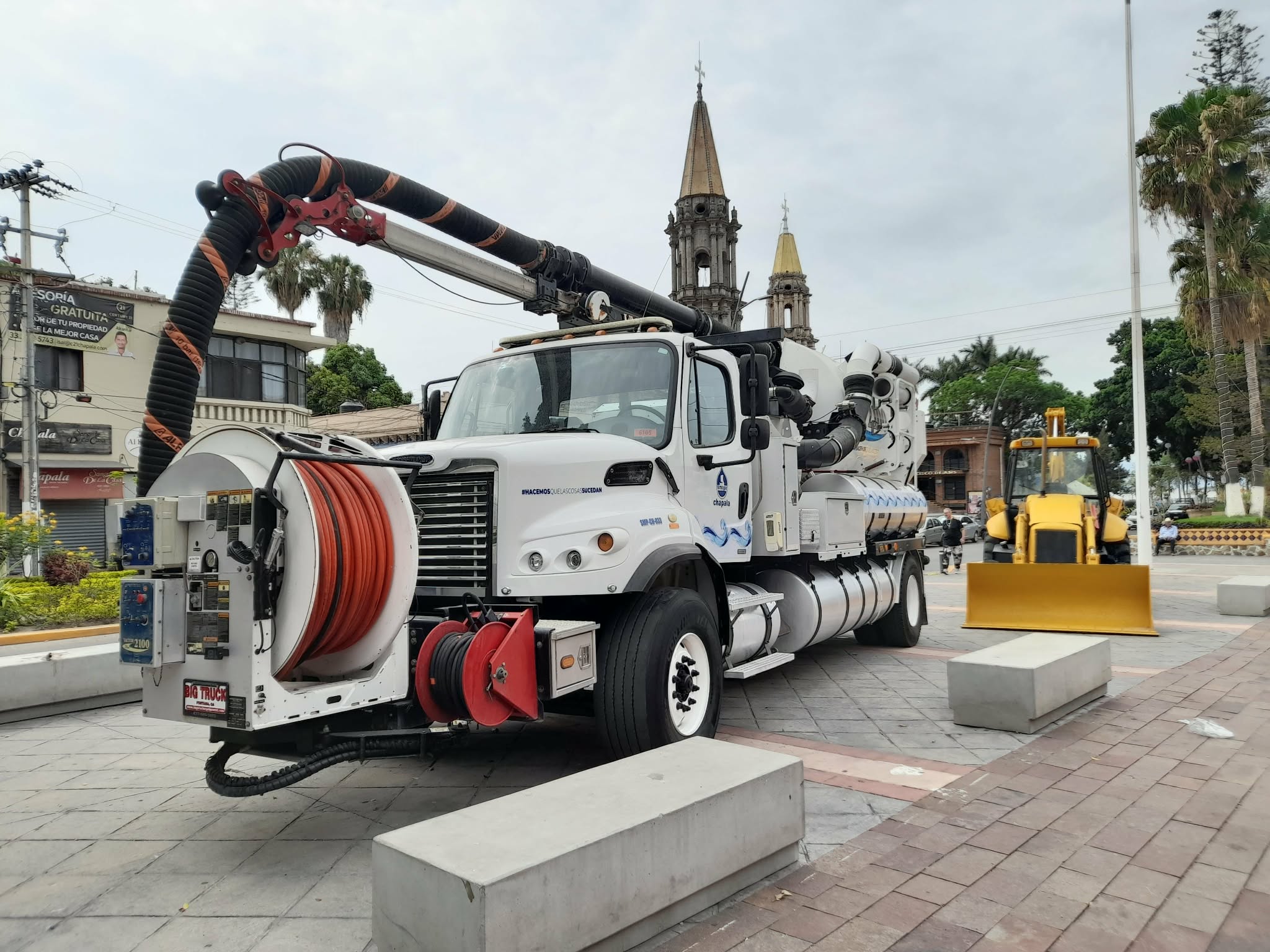 En este momento estás viendo SIMAPA refuerza su infraestructura hidráulica con nuevo camión Vactor y retroexcavadora