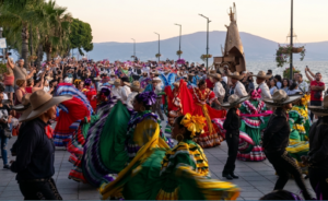 Lee más sobre el artículo Más de 2,000 bailarines deslumbran en el tercer baile monumental de Chapala