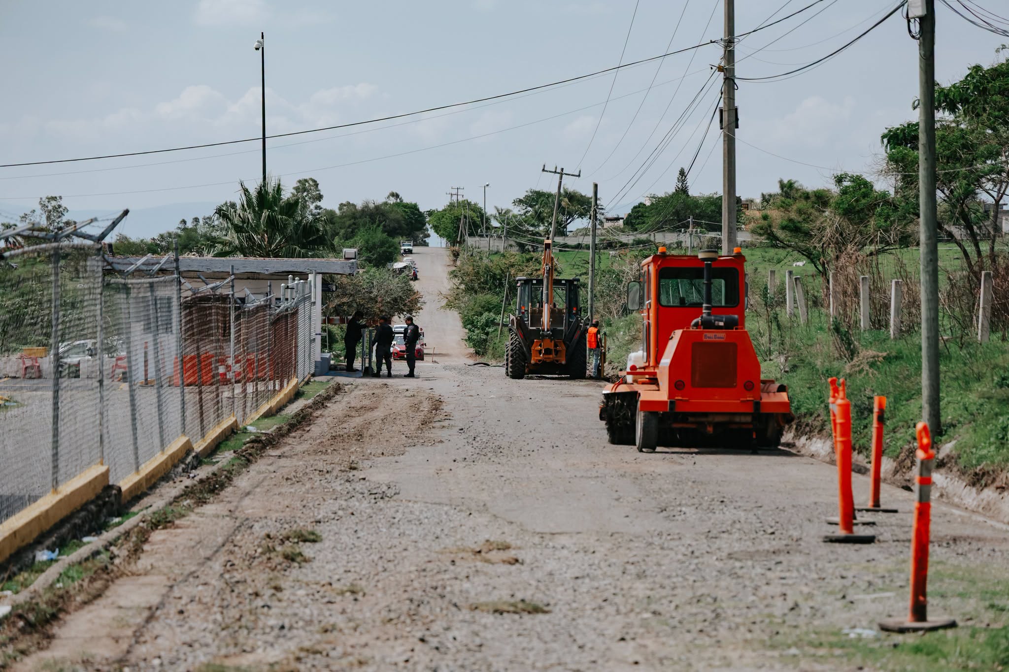 En este momento estás viendo Tras 25 años de abandono, arranca la rehabilitación del camino al CEINJURE y juzgados de Chapala