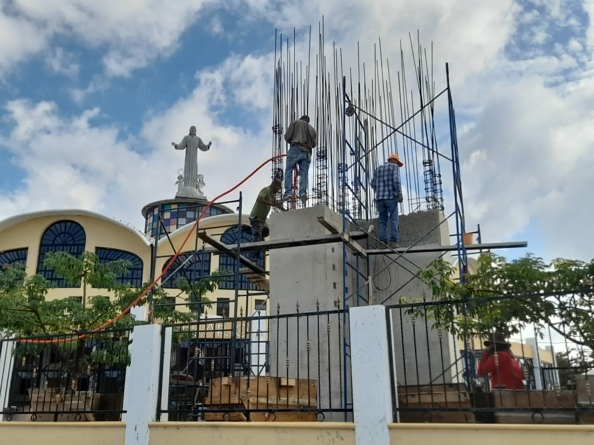 En este momento estás viendo Avanza construcción de torre-campanario en el santuario de Cristo Rey en Chapala
