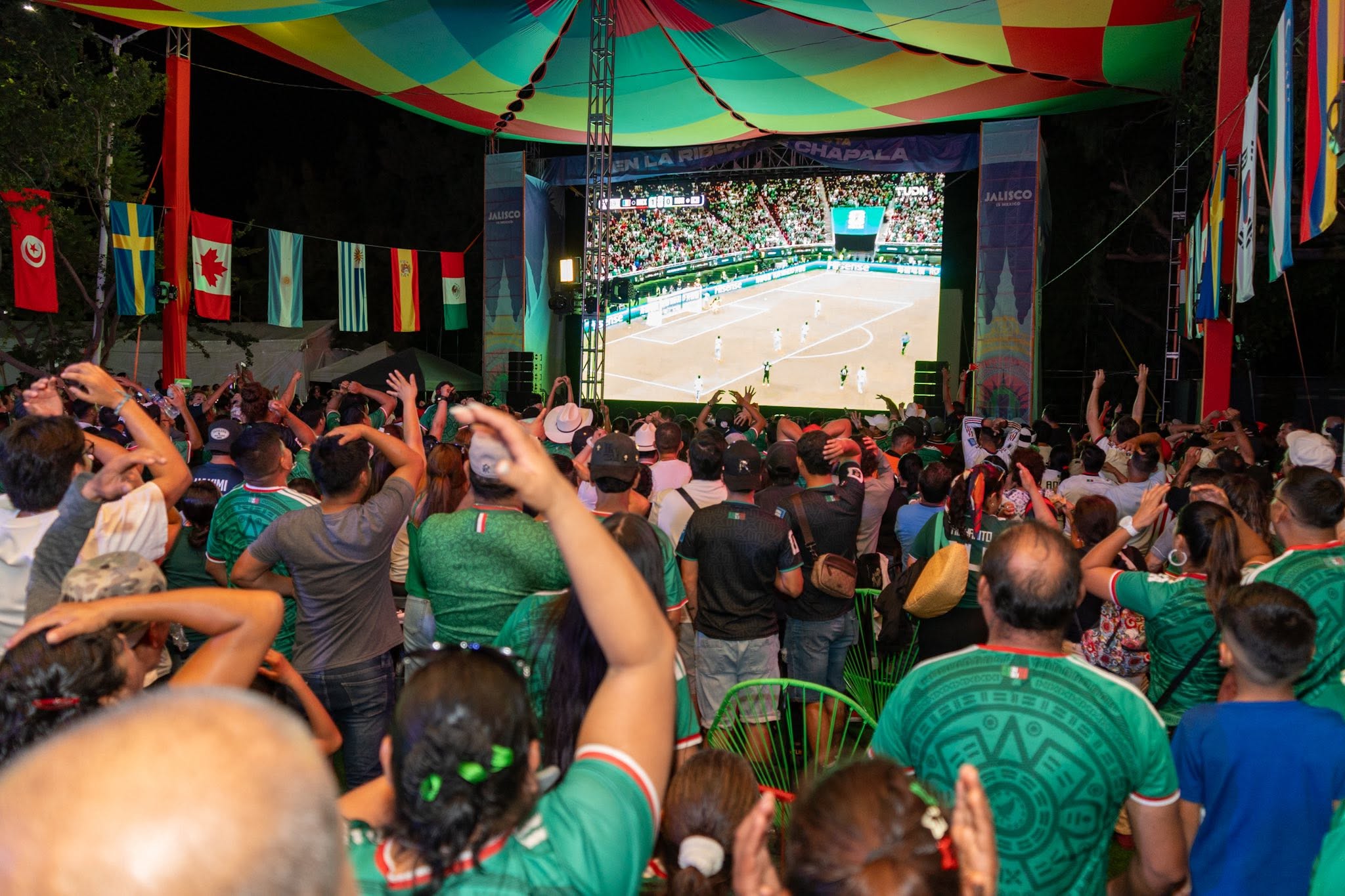 En este momento estás viendo Más de 5 mil aficionados celebran triunfo de México en Chapala y Ajijic