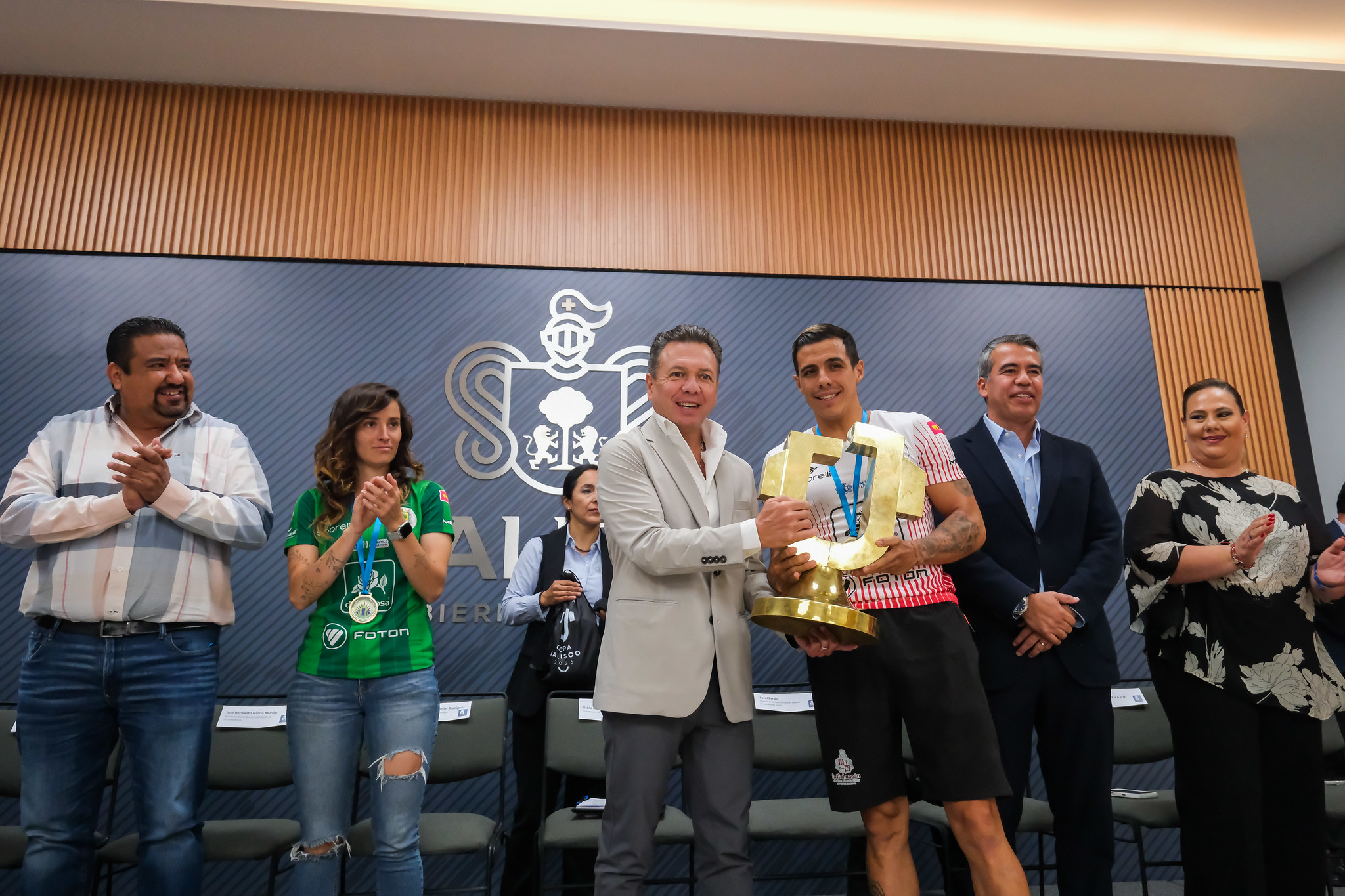 En este momento estás viendo Gobernador premia a los campeones de Ixtlahuacán de los Membrillos en la Copa Jalisco 2026