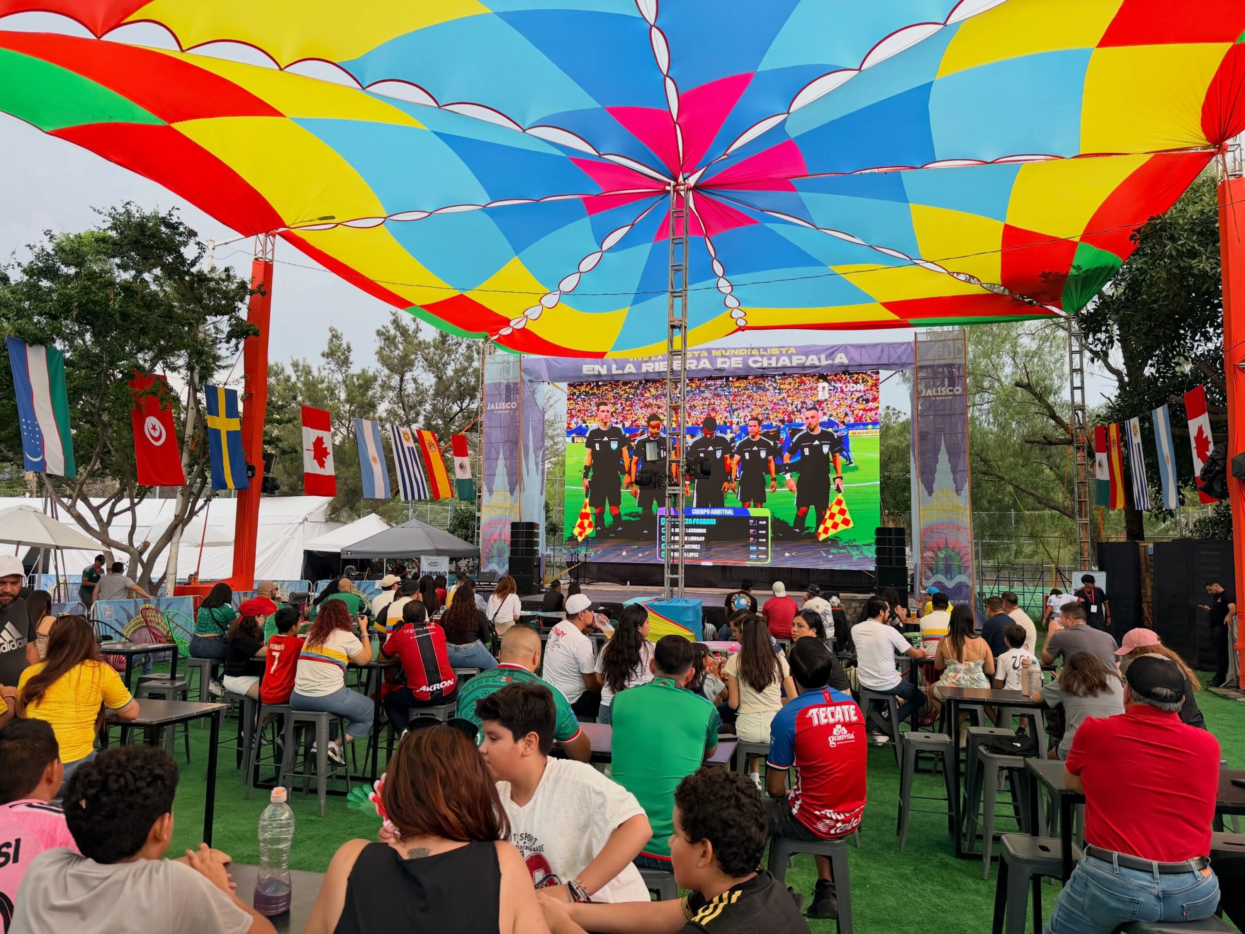 En este momento estás viendo Zona Fan de Chapala seguirá transmitiendo partidos del Mundial hasta la gran final; suma más de 21 mil asistentes 