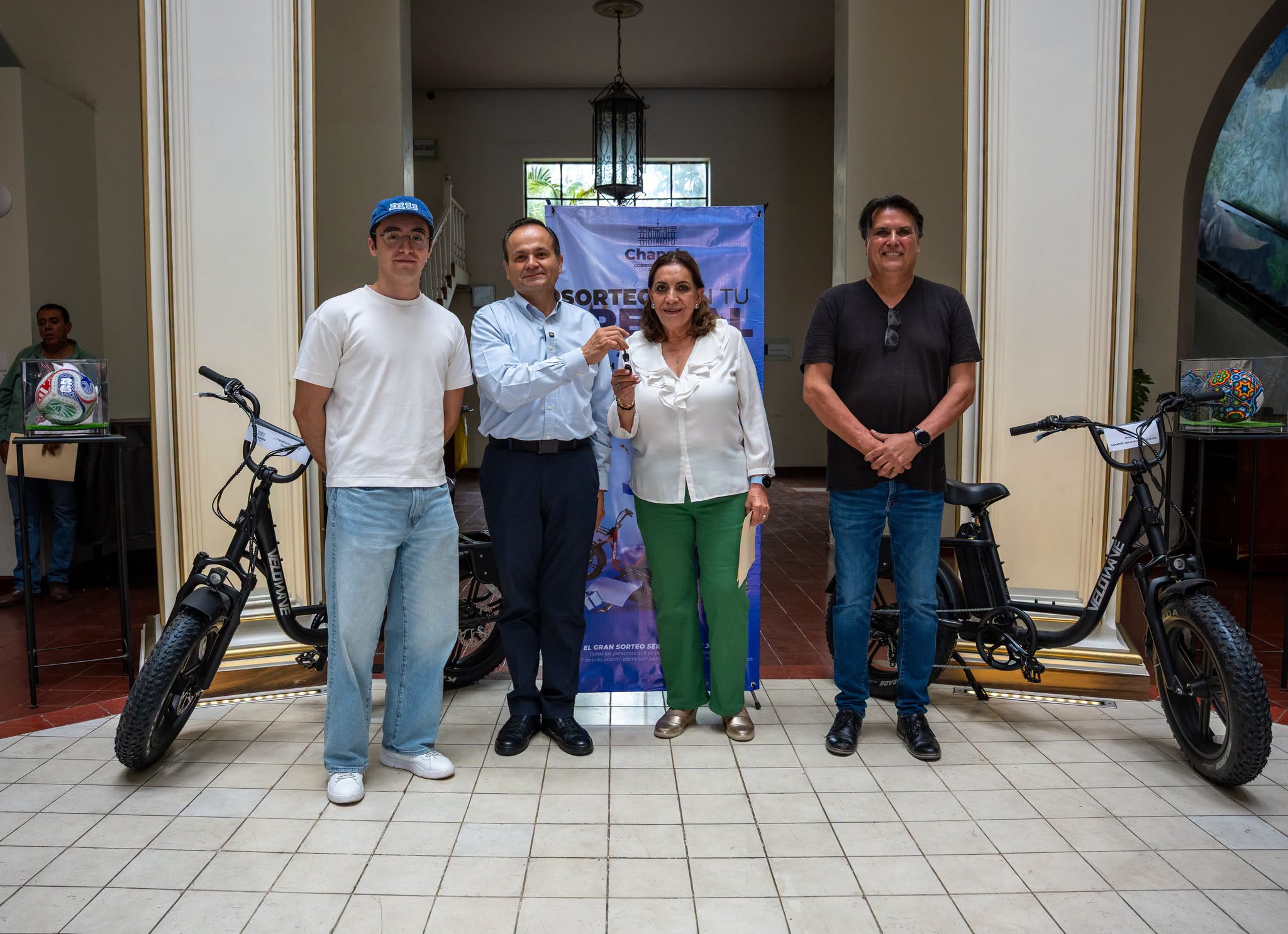En este momento estás viendo Alcalde de Chapala entrega bicicletas eléctricas a contribuyentes cumplidos