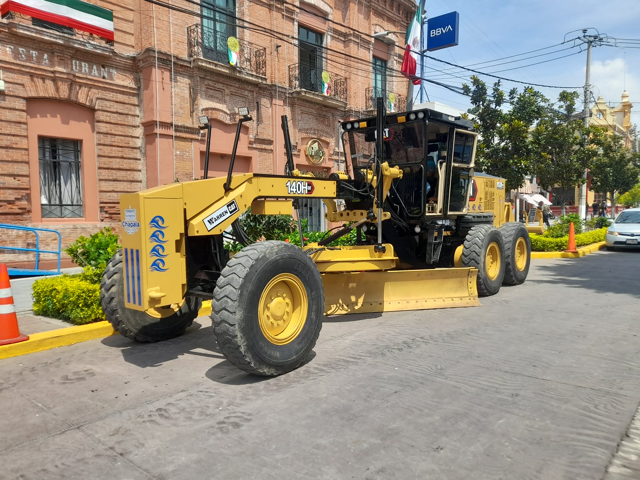 En este momento estás viendo Chapala adquiere nueva motoconformadora para mejorar caminos rurales