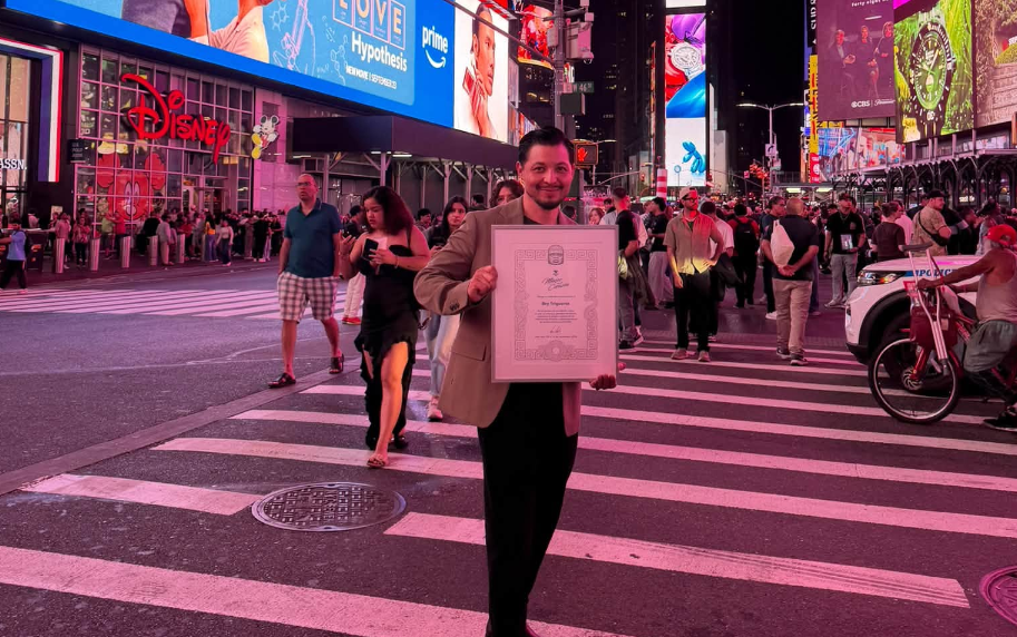 En este momento estás viendo Rey Trigueros recibe reconocimiento en Times Square por su trayectoria artística