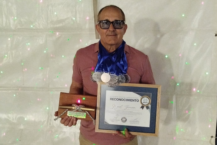 En este momento estás viendo Homenajean a Noel Guerra por 25 años formando veleristas en Chapala