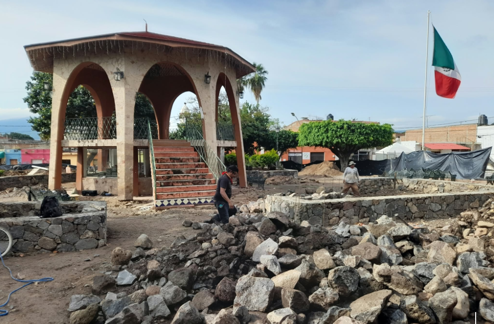 En este momento estás viendo Avanza al 50% renovación de jardineras en la plaza principal de San Juan Cosalá